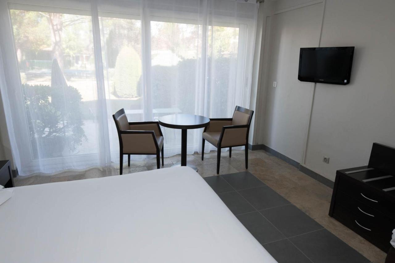 Sowell Hotels Domaine De La Petite Isle LʼIsle-sur-la-Sorgue Екстериор снимка