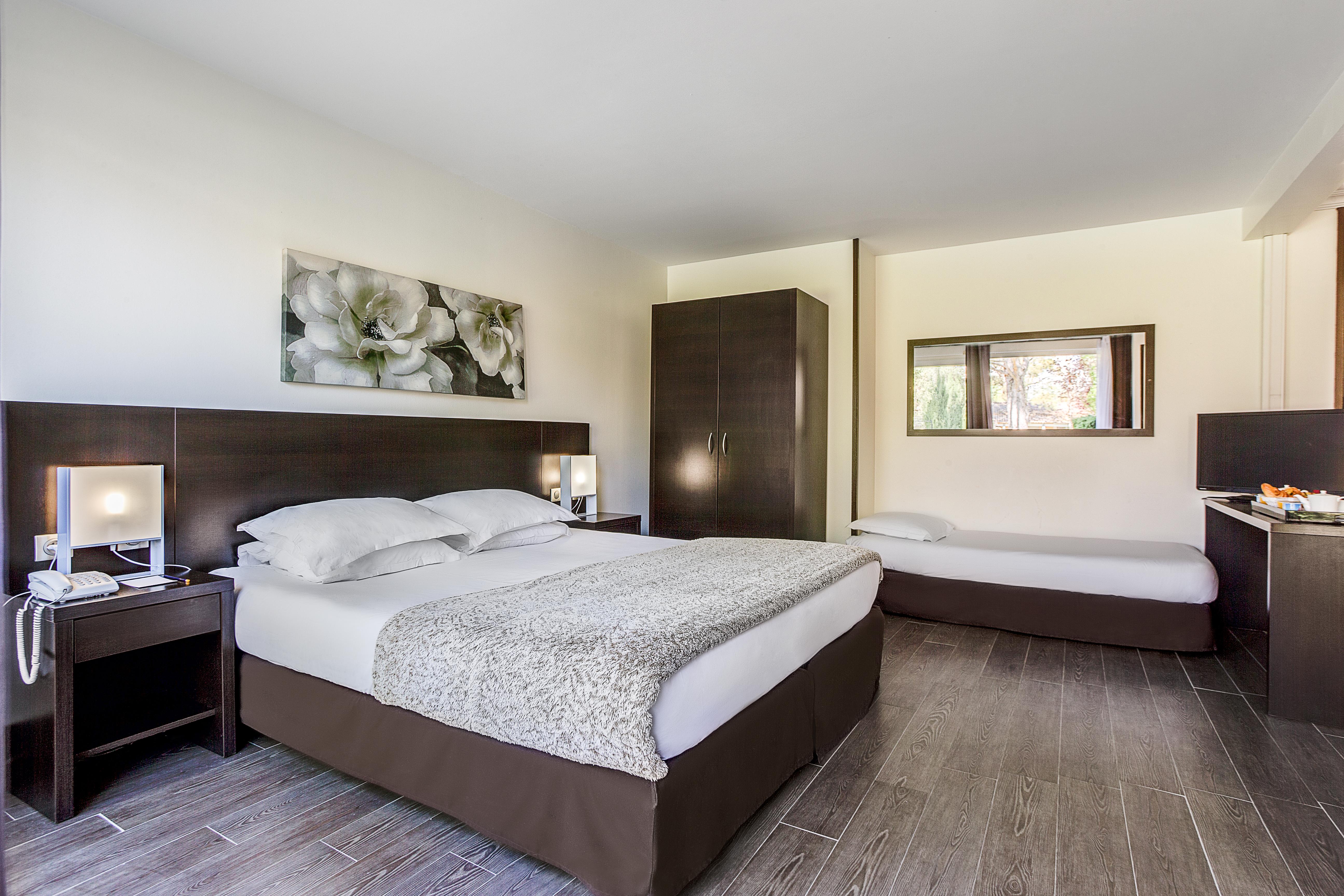 Sowell Hotels Domaine De La Petite Isle LʼIsle-sur-la-Sorgue Екстериор снимка