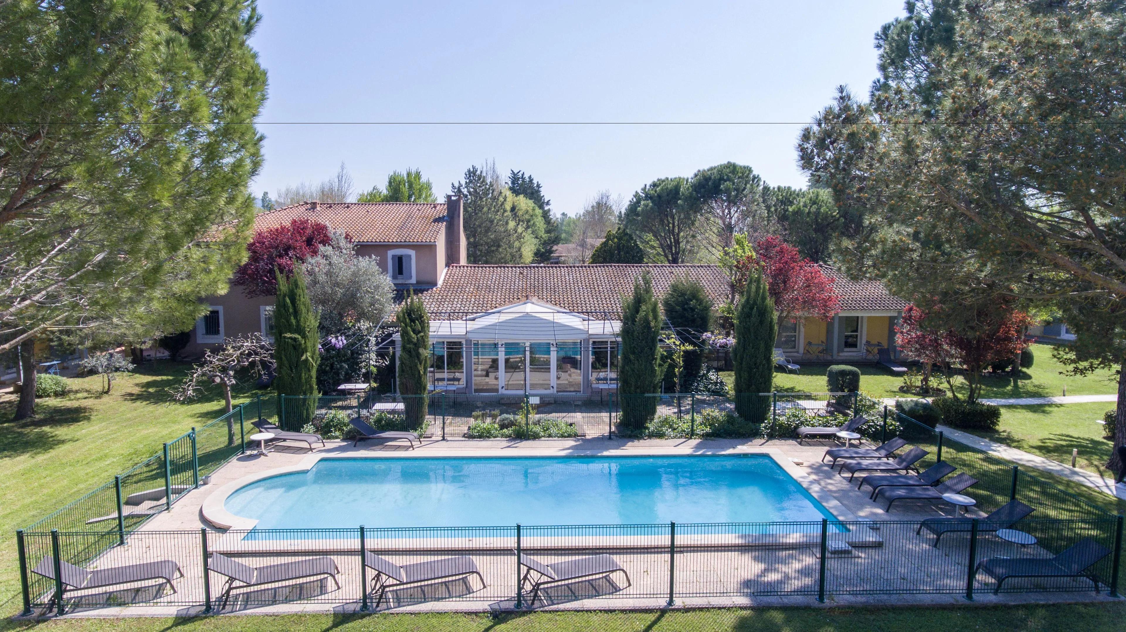 Sowell Hotels Domaine De La Petite Isle LʼIsle-sur-la-Sorgue Екстериор снимка