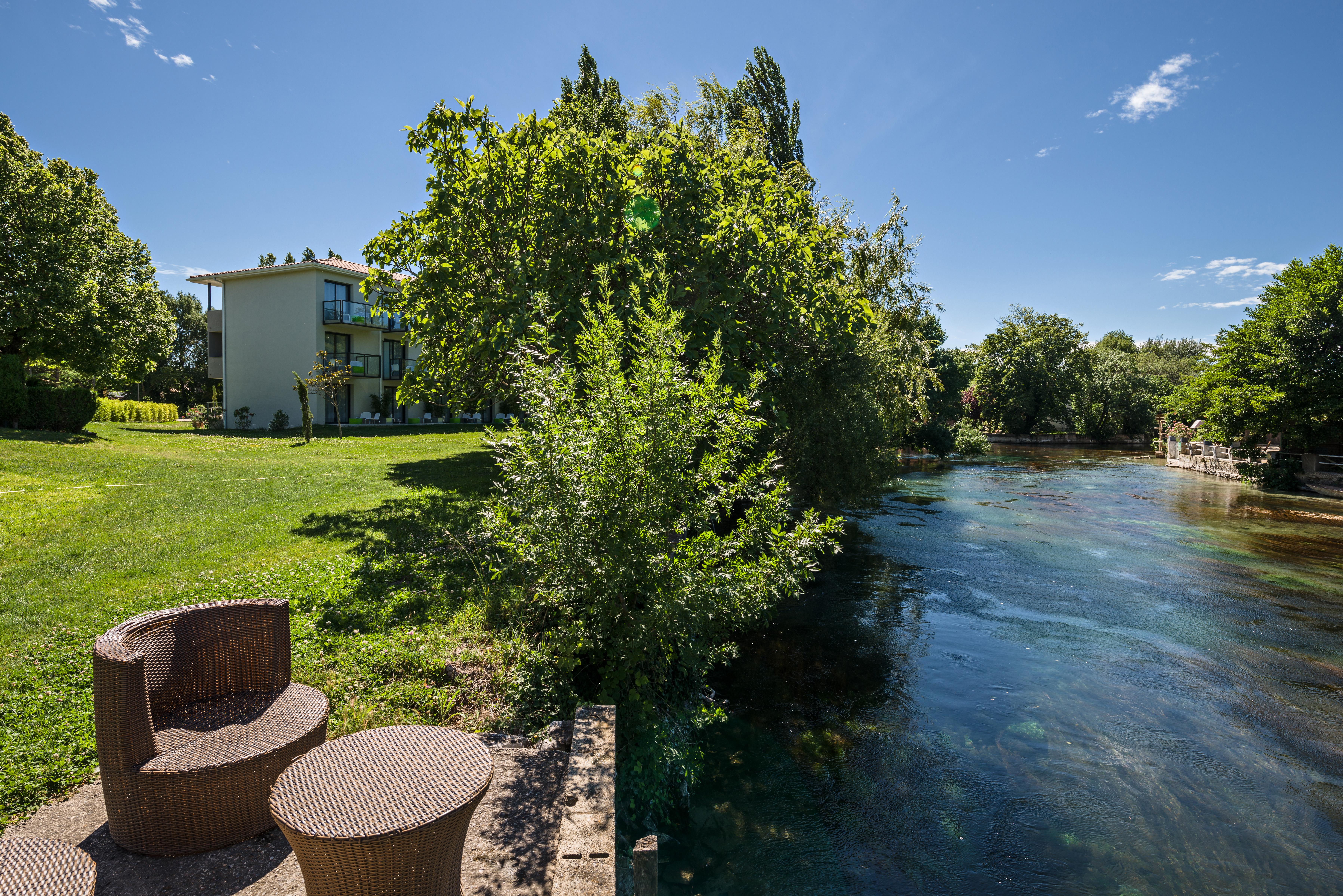 Sowell Hotels Domaine De La Petite Isle LʼIsle-sur-la-Sorgue Екстериор снимка