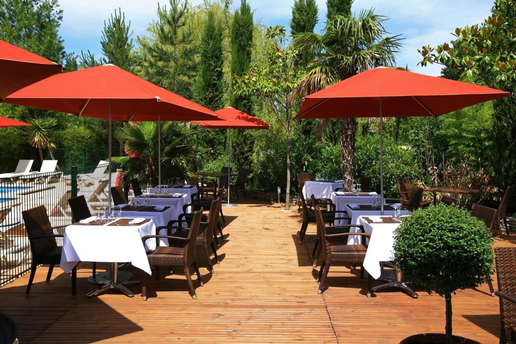 Sowell Hotels Domaine De La Petite Isle LʼIsle-sur-la-Sorgue Екстериор снимка