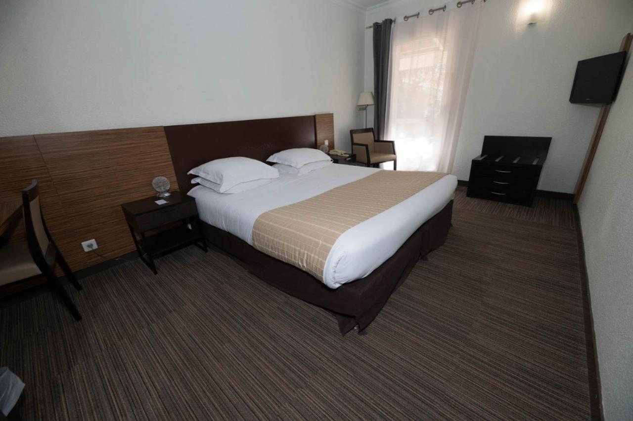 Sowell Hotels Domaine De La Petite Isle LʼIsle-sur-la-Sorgue Екстериор снимка